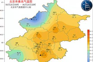 此刻在想什么？拜仁封闭训练结束后，媒体拍摄到图赫尔的身影